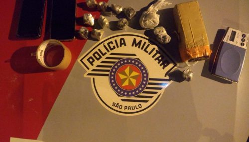 Polícia Militar prende uma mulher e apreende menor por tráfico de drogas em Junqueirópolis