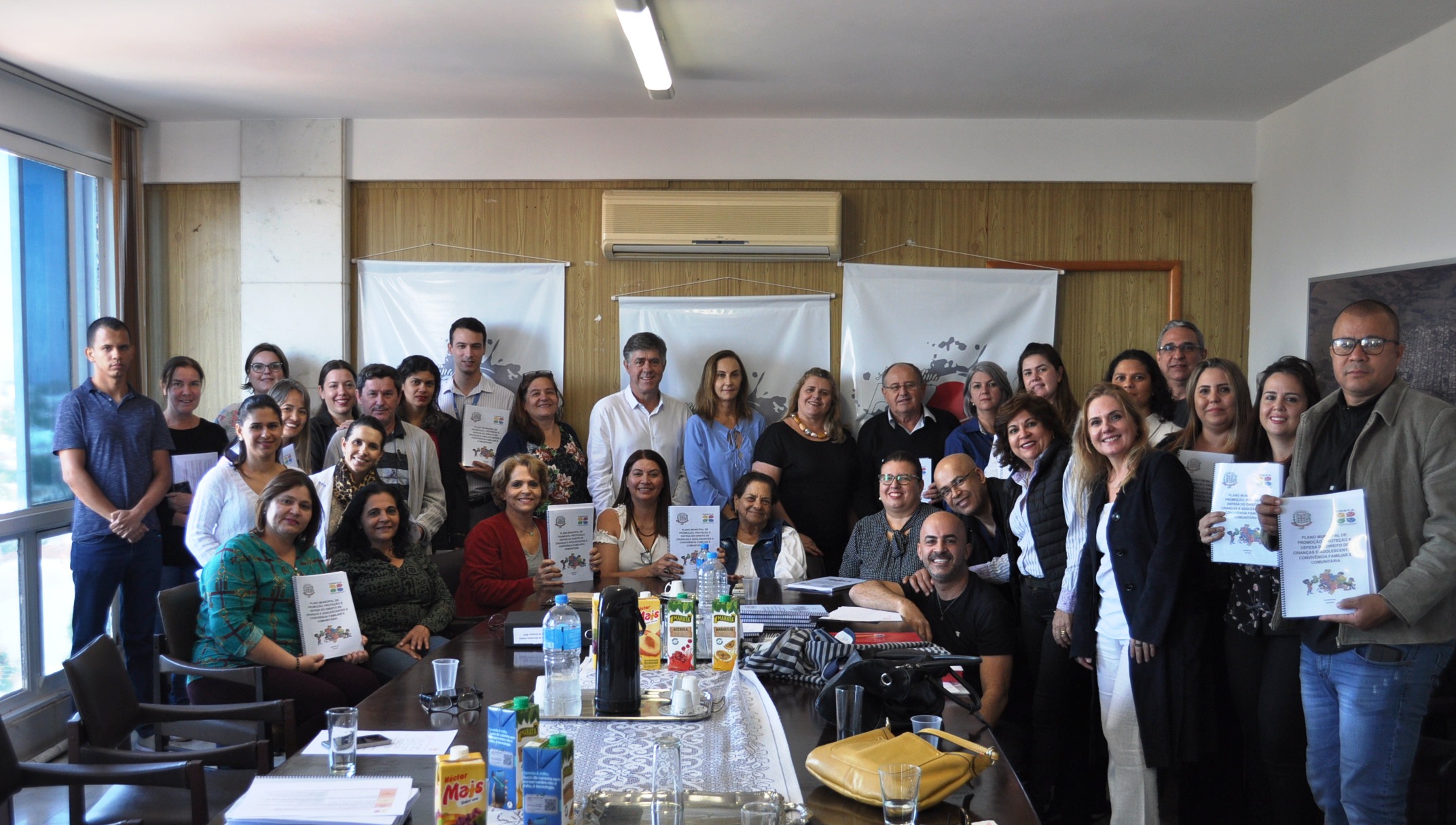Secretaria de Assistência Social e CMDCA realizam a entrega do Plano Municipal de Promoção, Proteção e Defesa do Direito de Crianças e Adolescentes à Convivência Familiar e Comunitária