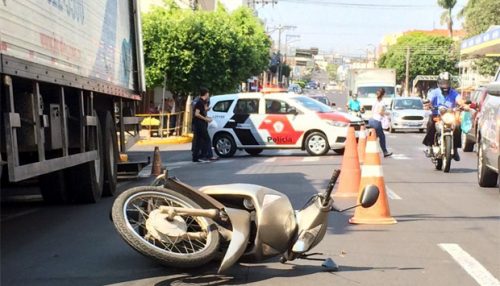 Acidente com três veículos no centro de Dracena deixa uma pessoa ferida