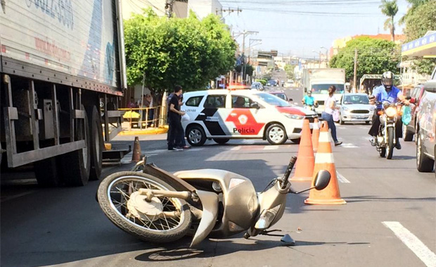 Acidente com três veículos no centro de Dracena deixa uma pessoa ferida