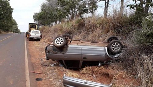 Homem perde controle de carro e veículo capota em rodovia vicinal