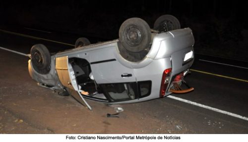 Capotamento na SP-294 deixa mulher e criança de 4 anos feridos