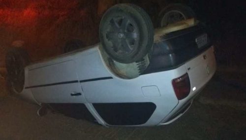 Carro com três adultos e uma criança capota no centro de Pacaembu