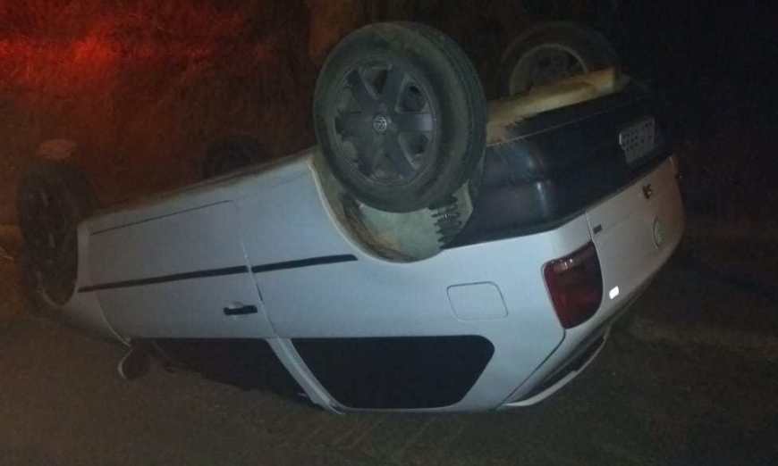 Carro com três adultos e uma criança capota no centro de Pacaembu