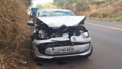 Colisão traseira entre carro e caminhonete deixa vítima leve na SP-425