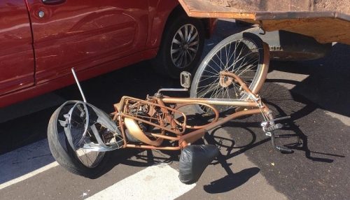 Idoso morre após carro colidir em sua bicicleta e “jogá-lo” para cima de carroceria de trator