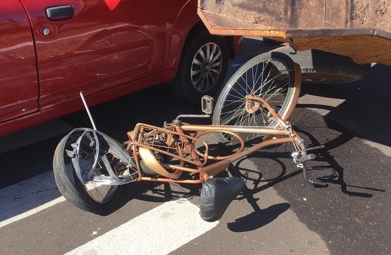 Idoso morre após carro colidir em sua bicicleta e “jogá-lo” para cima de carroceria de trator