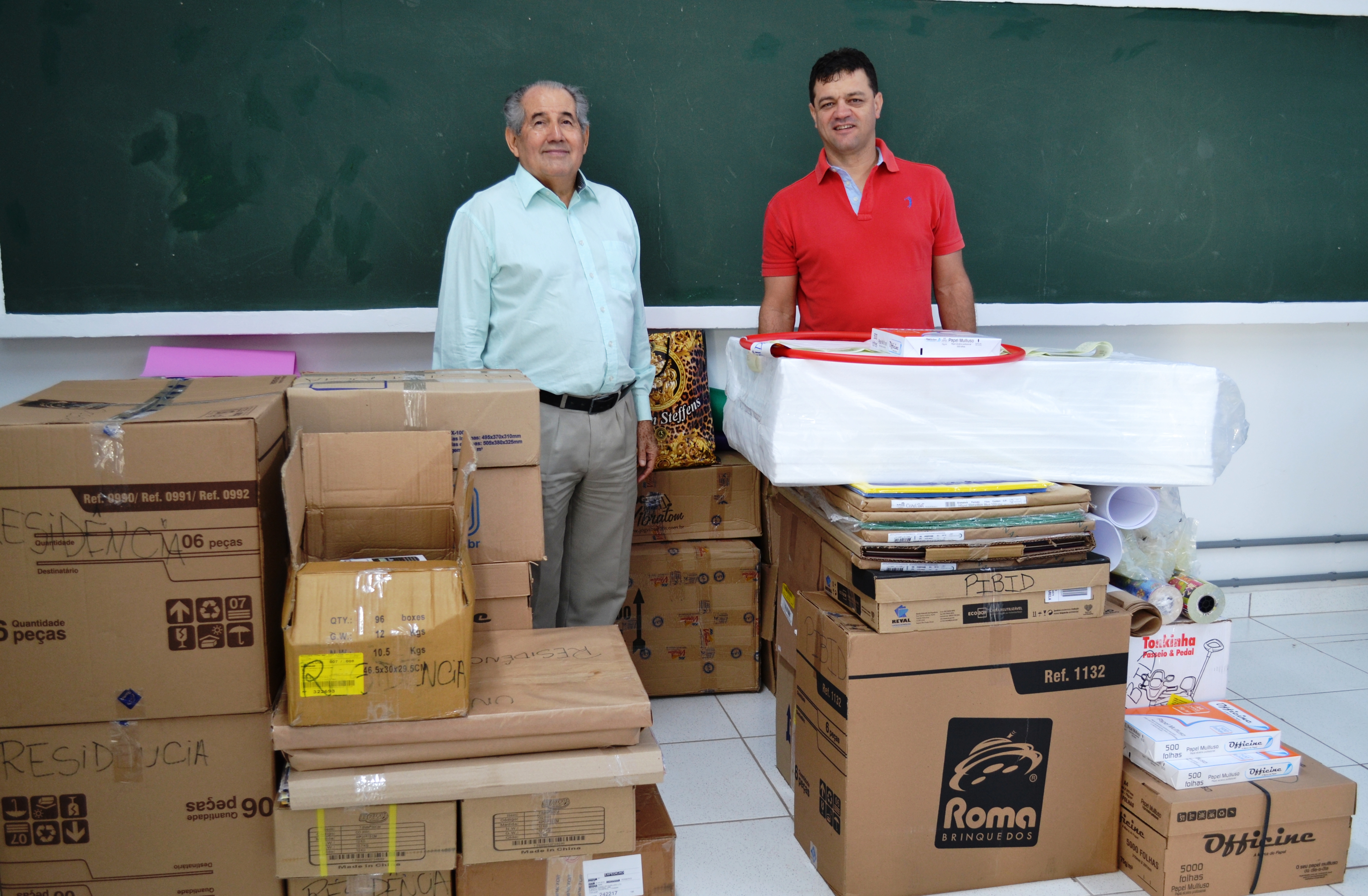 Pibid e Residência Pedagógica distribuem materiais às escolas