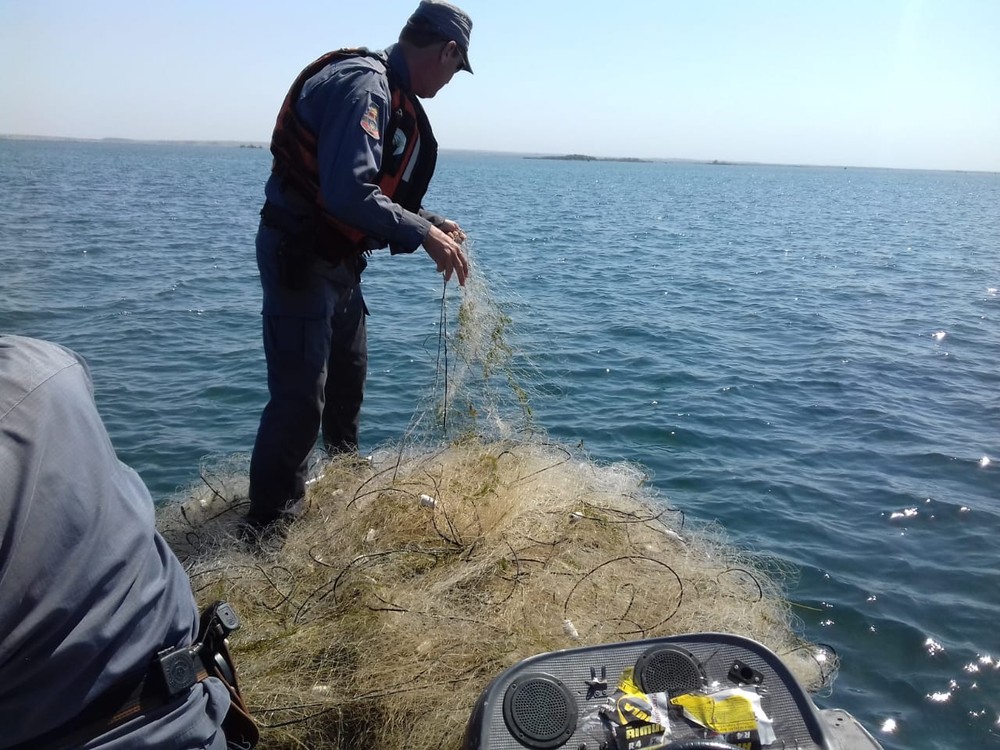 Fiscalização recolhe mais de cinco mil metros de redes de pesca irregulares armadas no Rio Paraná