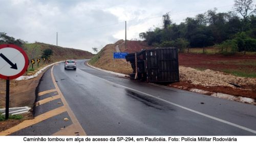 Após bater em canaleta, caminhão carregado com pó de serra tomba em alça de acesso da SP-294