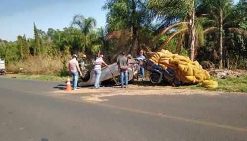 Fiat Uno com casal e uma criança capota na vicinal que liga Tupã ao Distrito de Juliânia