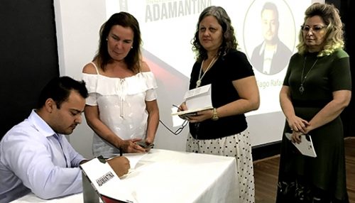 Noite de autógrafos marca lançamento de livro com crônicas sobre Adamantina