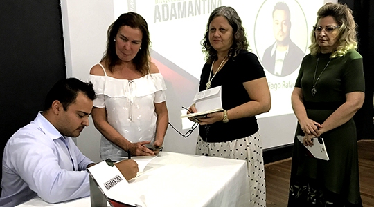 Noite de autógrafos marca lançamento de livro com crônicas sobre Adamantina