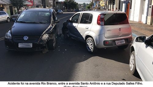 Acidente no Centro de Adamantina envolve três carros nesta quinta feira