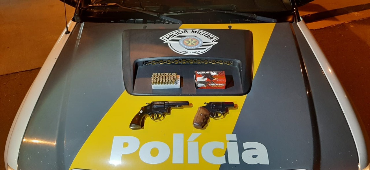Polícia Rodoviária prende dois homens por porte de armas e munições em abordagem pela SP-270