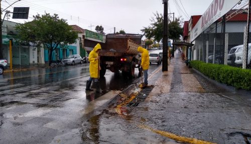 Equipes da Secretaria de Obras já trabalham na desobstrução de bocas de lobo e remoção de árvores