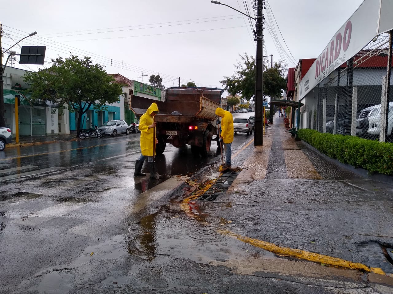 Equipes da Secretaria de Obras já trabalham na desobstrução de bocas de lobo e remoção de árvores