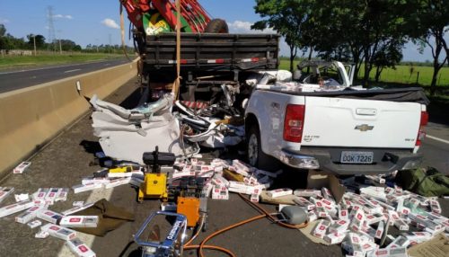 Condutor com camionete roubada carregada de cigarros contrabandeados tenta fugir da Polícia e acaba gravemente ferido após bater em caminhão