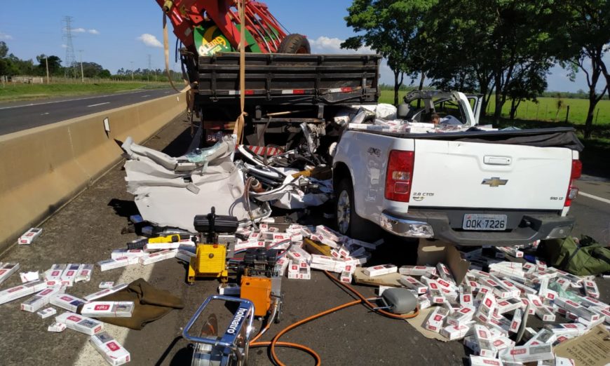 Condutor com camionete roubada carregada de cigarros contrabandeados tenta fugir da Polícia e acaba gravemente ferido após bater em caminhão