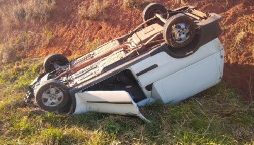 Capotamento registrado na SP-294 deixa motorista ferida