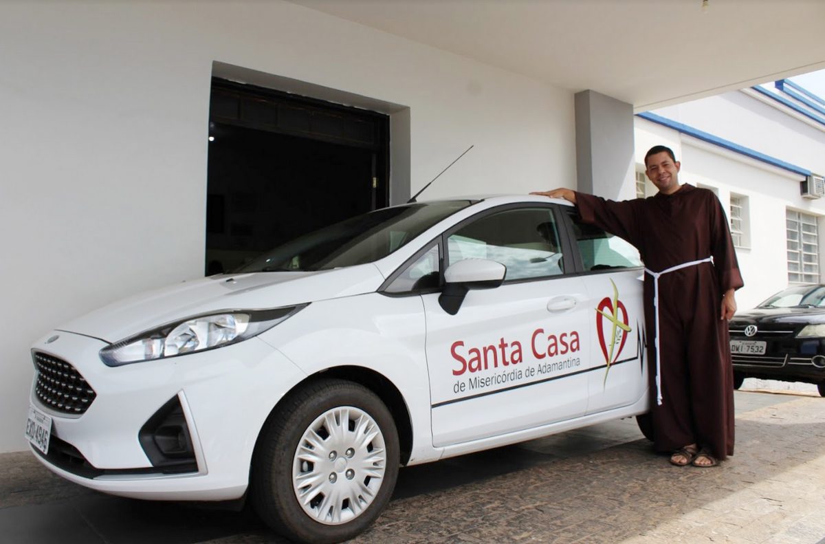 Santa Casa de Adamantina recebe doação de carro 0 km