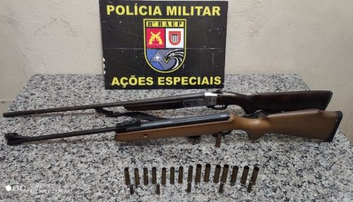 Espingarda de calibre 36 e munições são localizadas embaixo de rack e homem acaba detido pela PM