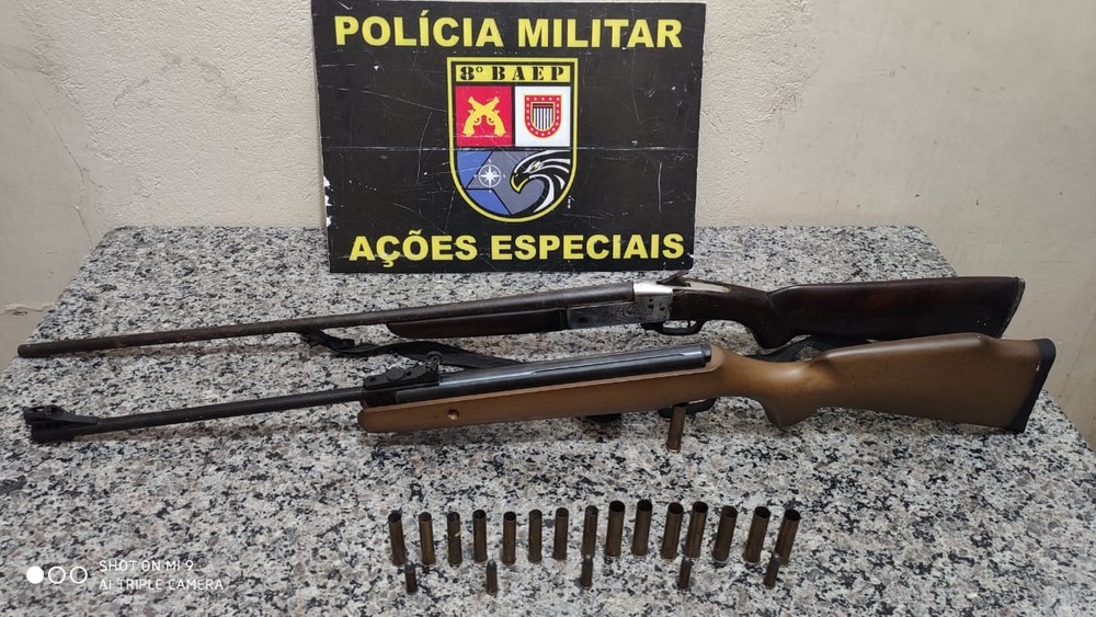 Espingarda de calibre 36 e munições são localizadas embaixo de rack e homem acaba detido pela PM