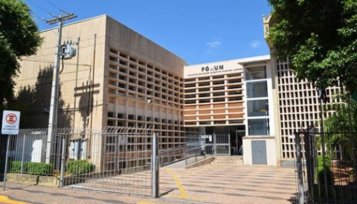 Homem é preso após atirar pedras e danificar vidros do Fórum de Adamantina