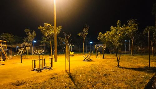 Prefeitura de Adamantina instala iluminação no parque infantil e academia ao ar livre do Jardim Bela Vista