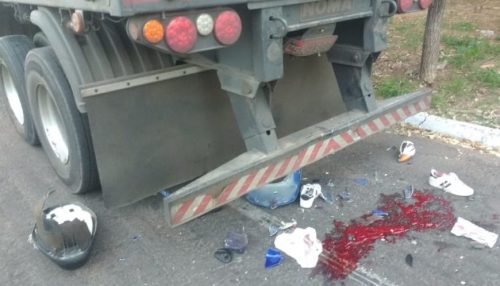 Motociclista fica em estado grave após colidir na traseira de caminhão estacionado
