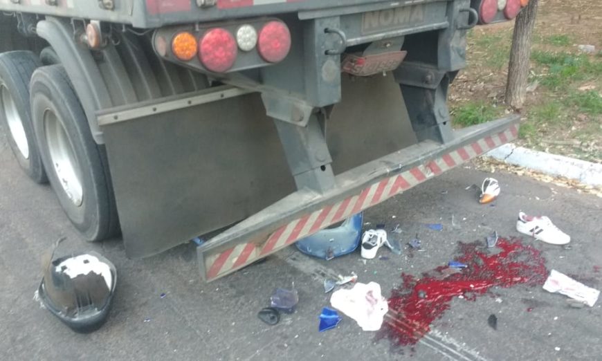 Motociclista fica em estado grave após colidir na traseira de caminhão estacionado