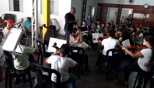 Projeto Guri realiza apresentação de musical no Lar dos Velhos de Adamantina