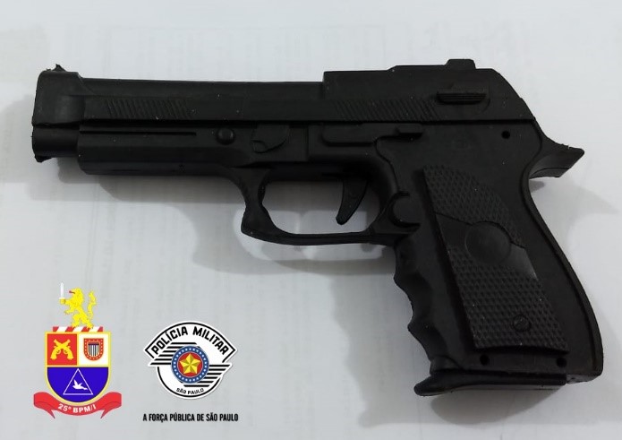 Polícia Militar apreende simulacro de arma de fogo na posse de adolescentes em Adamantina