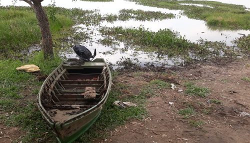 Corpo com marcas de tiros e facadas é localizado em embarcação no Rio do Peixe