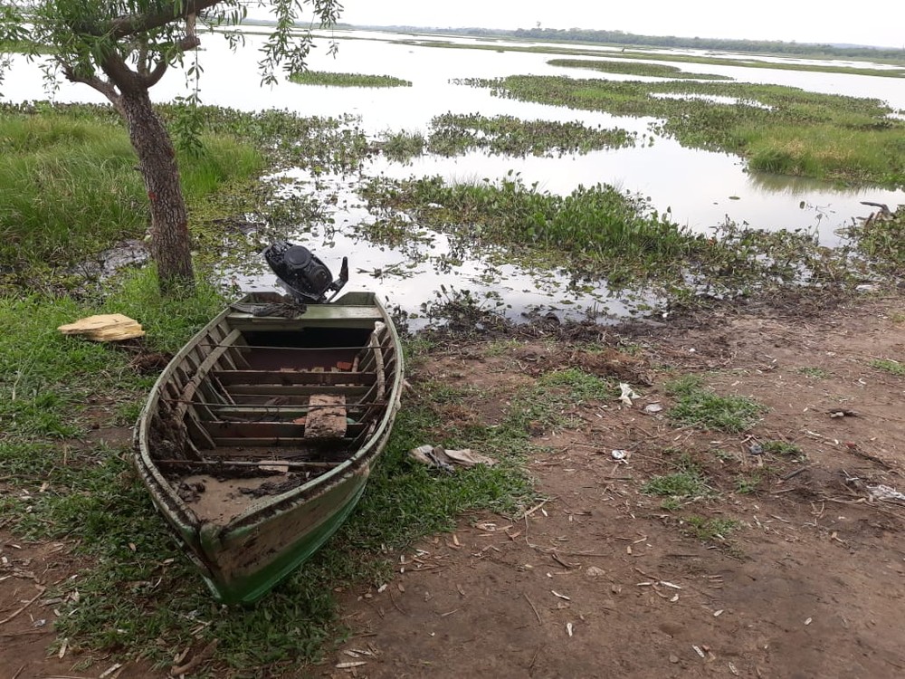 Corpo com marcas de tiros e facadas é localizado em embarcação no Rio do Peixe