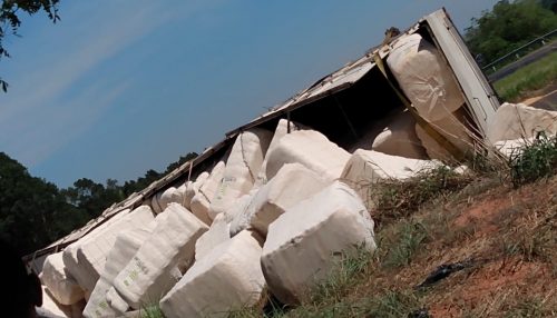 Caminhão carregado de pluma de algodão tomba na SP-294 próximo ao trevo do bairro Lagoa Seca em Adamantina