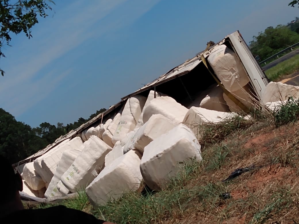 Caminhão carregado de pluma de algodão tomba na SP-294 próximo ao trevo do bairro Lagoa Seca em Adamantina