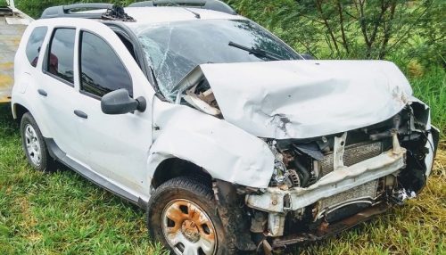 Duas pessoas ficam feridas em acidente, um dos veículos têm placas de Adamantina