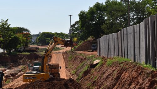 Secretaria de Obras e Serviços de Adamantina retoma instalação de aduelas no Parque dos Pioneiros