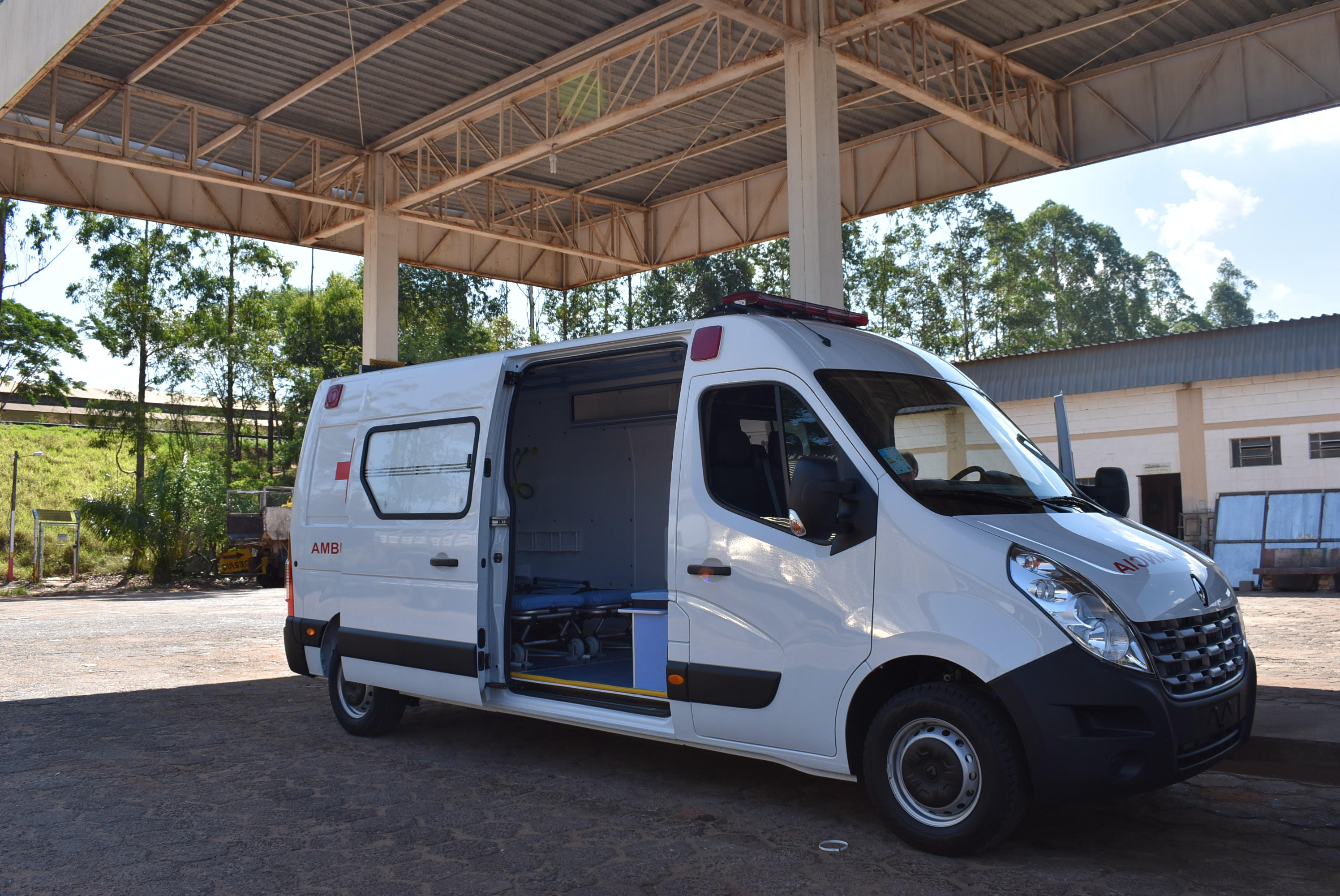 Secretaria da Saúde de Adamantina recebe ambulância nova