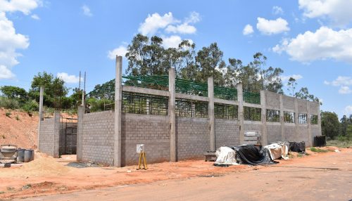 Barracão para coleta seletiva de lixo reciclável está com 50% de sua estrutura construída