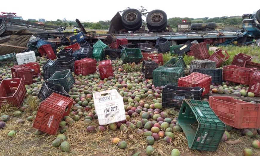 Caminhão com carga de manga tomba no trevo da Lagoa Seca na SP-294 e motorista fica ferido