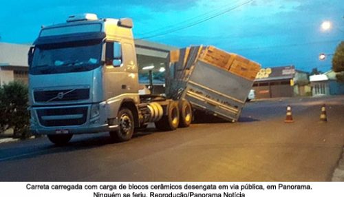 Carreta com carga de blocos cerâmicos desengata em via pública em Panorama