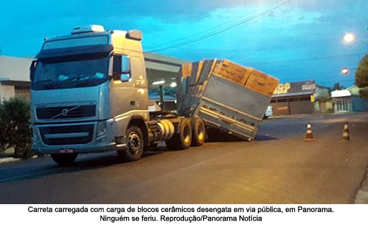 Carreta com carga de blocos cerâmicos desengata em via pública em Panorama