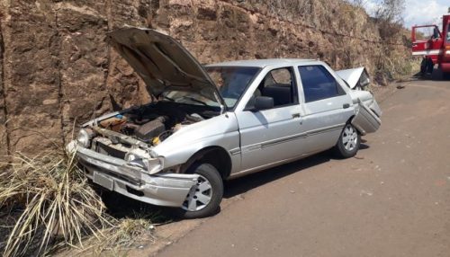 Homem fica ferido ao bater carro em barreira de concreto e barranco próximo ao viaduto na SP-294