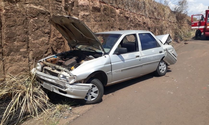 Homem fica ferido ao bater carro em barreira de concreto e barranco próximo ao viaduto na SP-294