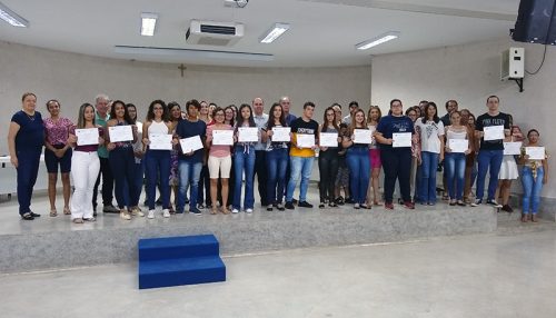 Classificados em primeiro lugar nas opções de cursos do Vestibular 2020 recebem certificados de mérito