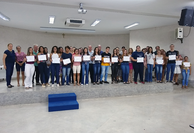 Classificados em primeiro lugar nas opções de cursos do Vestibular 2020 recebem certificados de mérito