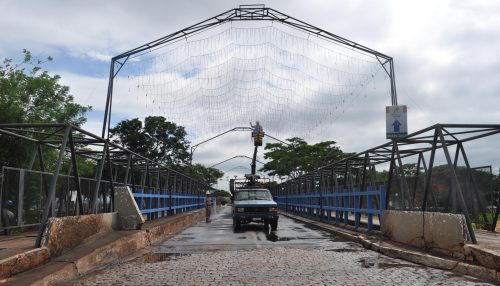 Enfeites de Natal começam a ser instalados no Pontilhão da Rua Joaquim Nabuco em Adamantina