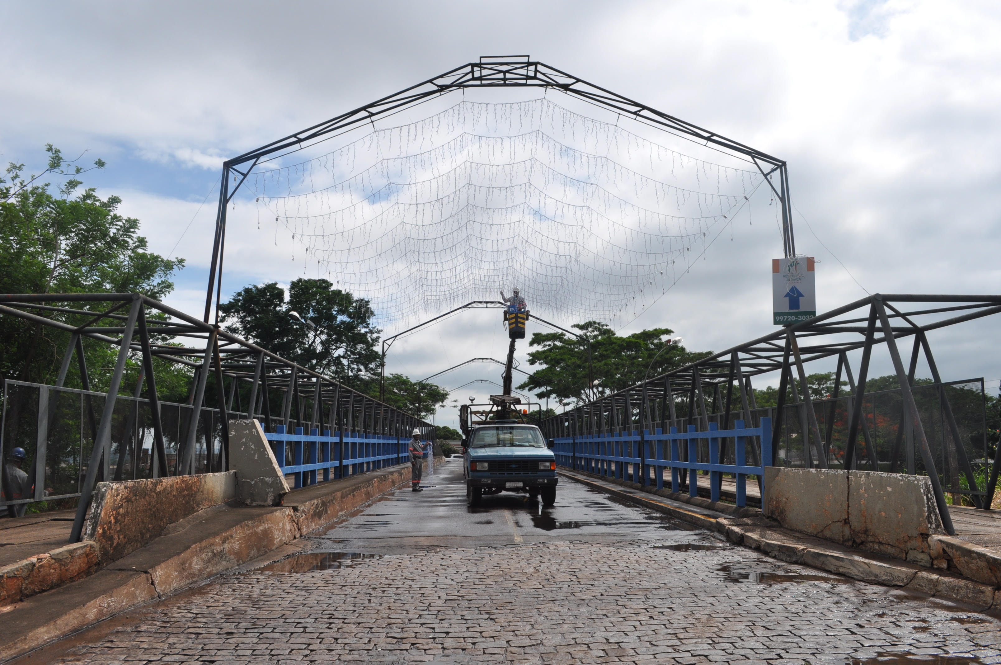 Enfeites de Natal começam a ser instalados no Pontilhão da Rua Joaquim Nabuco em Adamantina